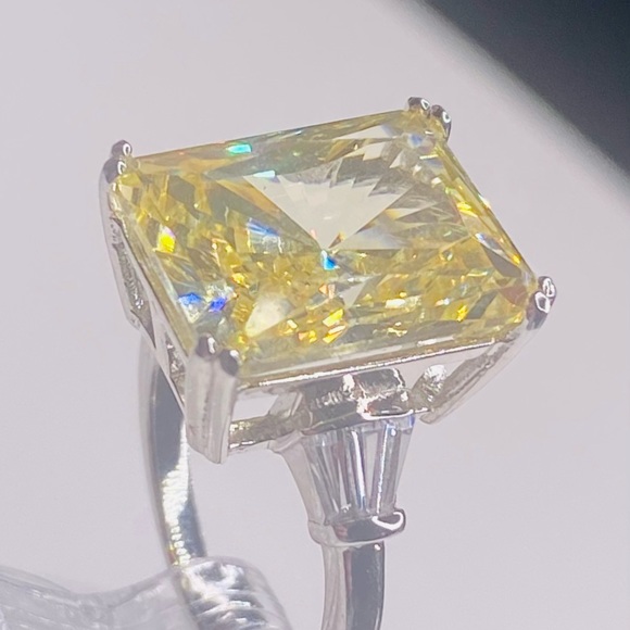 CANARY YELLOW 10 CARAT EMERALD CUT SIMULATED STONE SET IN STERLING SILVER - Picture 4 of 7